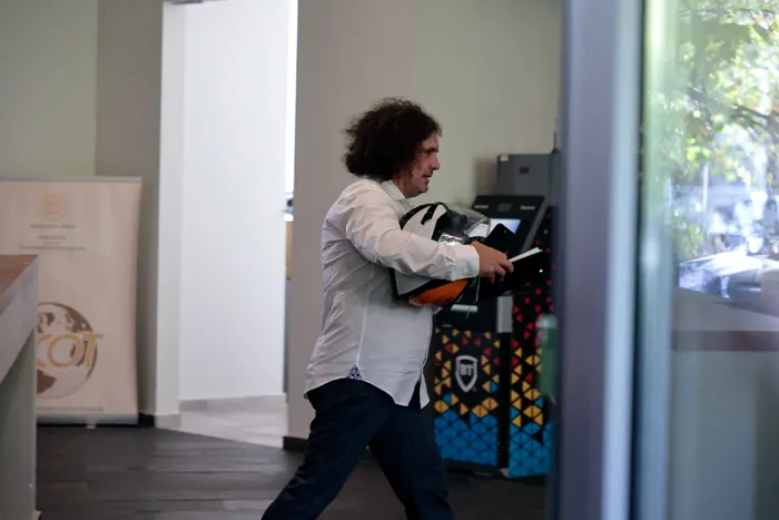 Tatăl lui Vlad Pascu, la sediul DIICOT / Sursa foto: GÂNDUL