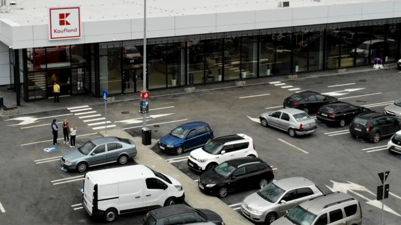 Reguli noi pentru parcarea în supermarketurile Kaufland din România. Ce NU ai voie să faci în 2025