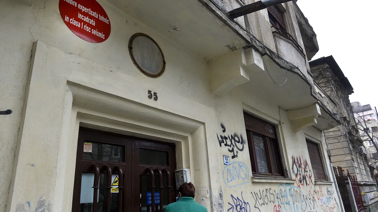 Românii care locuiesc în clădiri cu risc seismic ar putea fi obligați să le consolideze singuri. Pot fi chiar și amendați, dacă întârzie lucrările