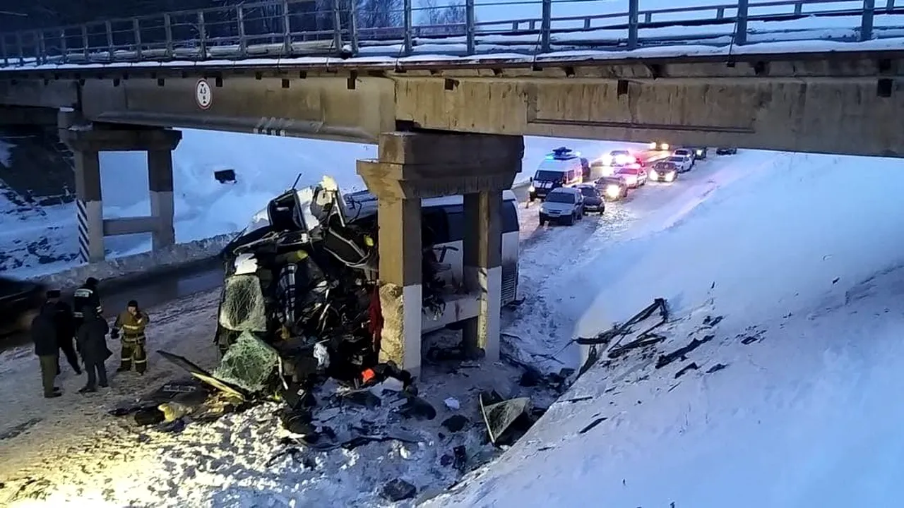 Cinci persoane au murit într-un accident produs în Rusia. Alți 21 de oameni sunt răniți