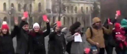 Protest în Piața Victoriei. Părinții au ținut în mâini cartonașe roșii pentru guvern, nemulțumiți de scăderea indemnizațiilor pentru mame