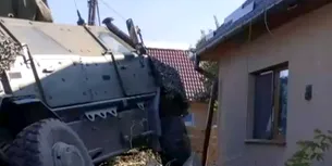 O blindată NATO a dărâmat gardul unei locuințe din Covasna. MApN a deschis anchetă
