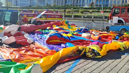 FOTO-VIDEO | Un tobogan gonflabil în care se aflau 12 copii s-a răsturnat la Festivalul Oktoberfest din Capitală