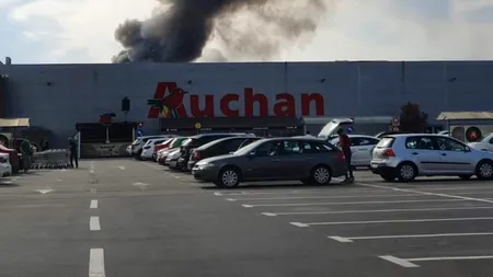 INCENDIU VIOLENT ÎN CAPITALĂ. Hala de 5.000 de mp, cuprinsă de flăcări. Au intervenit cinci autospeciale de stingere