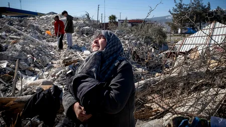 Miracolele există! Trei femei şi doi copii au fost scoşi dintre dărâmături, la NOUĂ ZILE de la cutremur