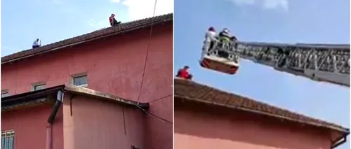 UPDATE - Cei doi angajați care amenințau că se aruncă de pe acoperișul Casei de Pensii din Petroșani au coborât de pe clădire. Ce nemulțumiri au aceștia