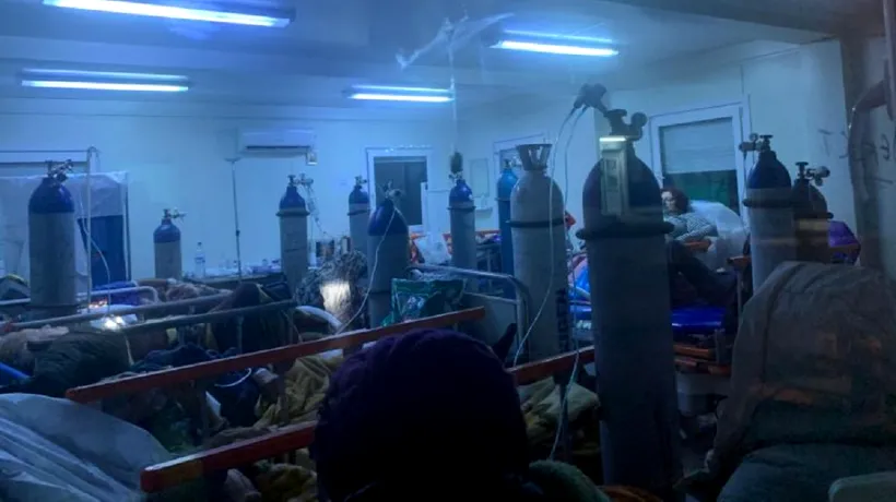 Imaginea dezastrului la UPU: Bolnavi îngrămădiți în containere, cu buteliile de oxigen la picioare. „Nu mai există locuri nici măcar pe scaune”