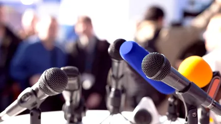 Jumătate din americani cred că presa induce în EROARE intenționat și dezinformează. Câți au o părere bună despre jurnaliști