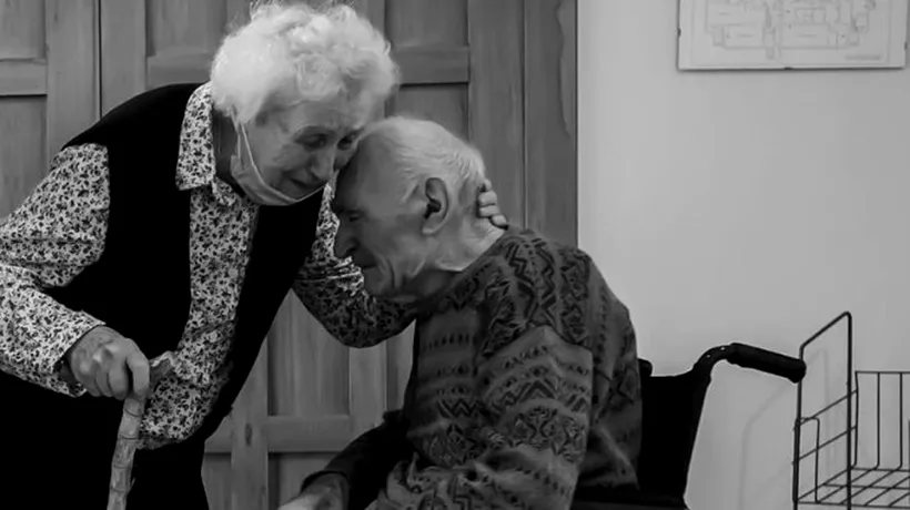 EMOȚIONANT. Doi bătrâni din Italia s-au revăzut după 101 zile de carantină. Nu fuseseră despărțiți niciodată în 70 de ani
