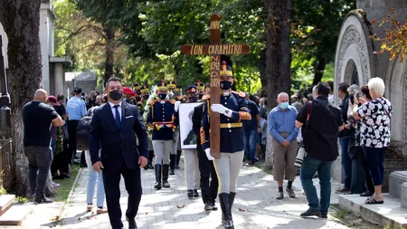 „Te iubesc, tată! Nemuritor pentru mine”. Ultimul drum al lui Ion Caramitru, în ropote de aplauze și salve de pușcă (FOTOREPORTAJ)