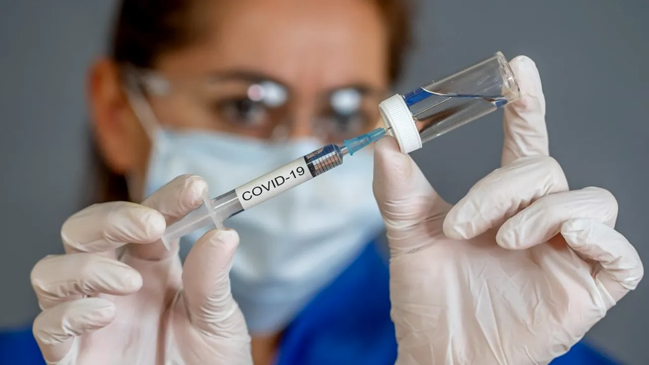 CNCAV: Vaccinurile împotriva SARS-CoV-2 nu sunt recomandate femeilor însărcinate fără consultarea prealabilă a medicului