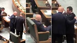 Prima apariție a lui Ilie Bolojan în Plenul Parlamentului, de la predarea mandatului de premier. USR-iștii s-au înghesuit să îl salute, unii liberali nici nu l-au băgat în seamă. Fostul prim-ministru a întârziat o oră