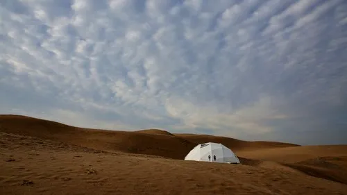 Ce a răsărit în mijlocul deșertului: imagini spectaculoase cu una dintre cele mai extravagante construcții din lume