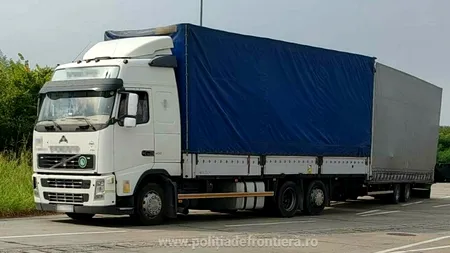 Un șofer român de TIR, care transporta pal în Italia, este cercetat de polițiștii din Arad după au găsit în camionul său cinci migranţi din Sri Lanka