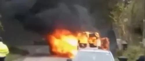 GÂNDUL LIVE. Un microbuz a fost mistuit de flăcări pe şoseaua Hunedoara - Teliucu Inferior. Ce s-a întâmplat cu șoferul