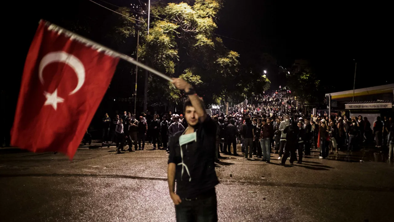 Recep Tayyip Erdogan, așteptat în țară de către zeci de mii de manifestanți care îi cer demisia