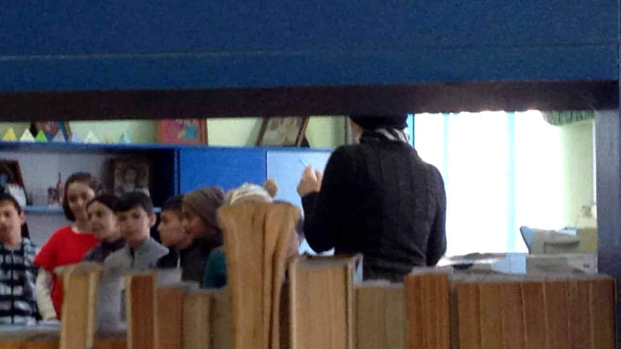 Profesoară de la o școală din județul Galați, surprinsă fumând în prezența elevilor, în bibliotecă