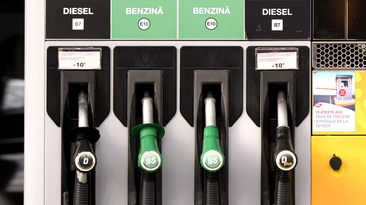 Prețul petrolului crește din nou, după ce americanii au bombardat puternic Iranul. Strâmtoarea Ormuz, în continuare mărul discordiei