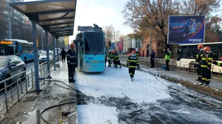VIDEO | Un tramvai a luat foc în București. Pompierii au intervenit de urgență