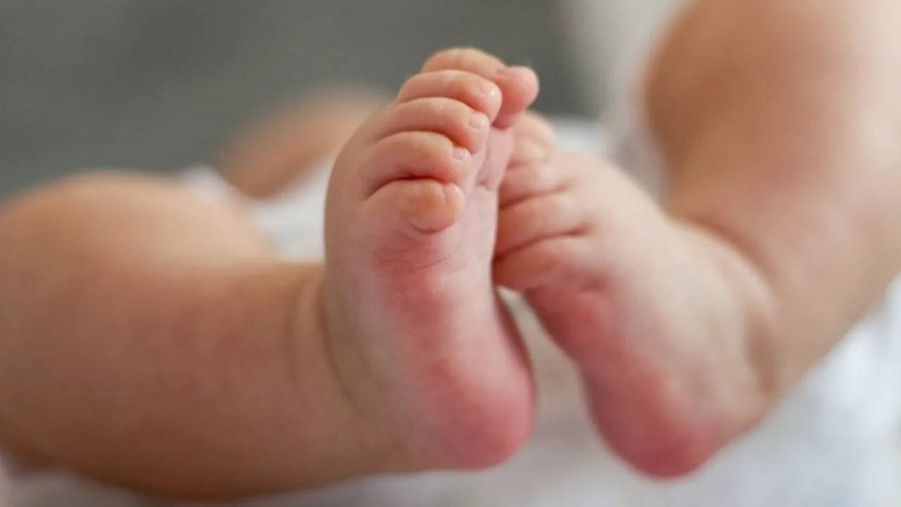 CIUDAT. Un nou caz de COVID-19 le ridică semne de întrebare medicilor din Botoșani. Cum a fost posibil ca un bebeluş să fie pozitiv, iar mama să scape de infecţie?