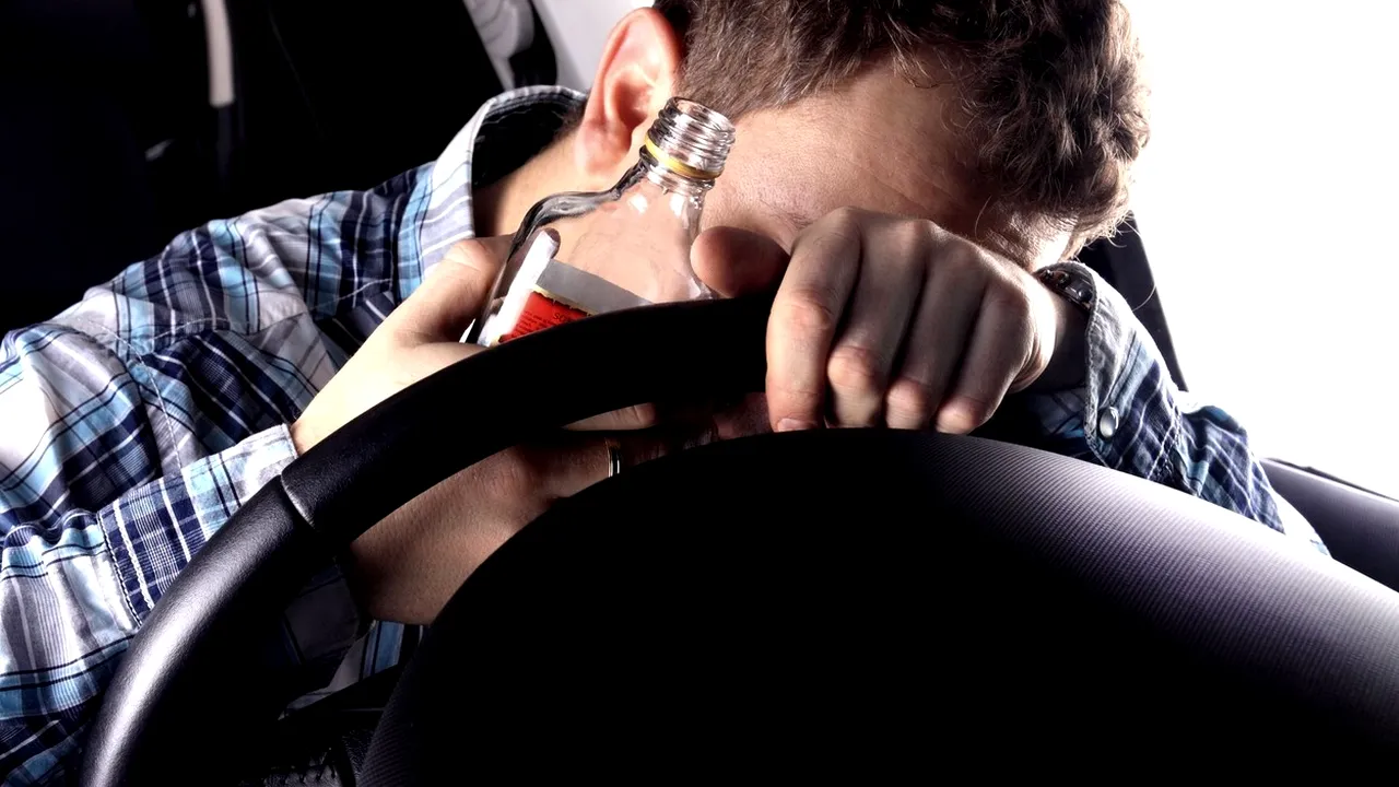 Un tânar BEAT criță și fără permis de conducere, prins la volan. Nici pasagerul din dreapta nu a scăpat de dosar penal