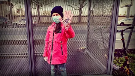 Mărturia emoționantă a unei fetițe de doar patru ani, infectată cu COVID-19: „Aproape m-am făcut mămăligă!”