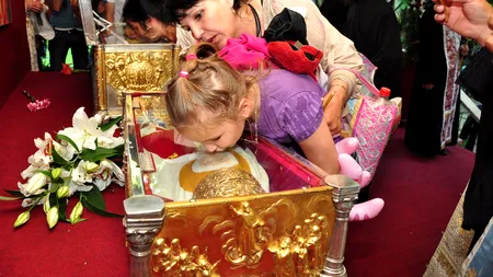 10.000 de credincioși, în pelerinaj la Pitești cu moaștele Sf. Ierarh Calinic și ale Sf. Filofteia. Peste 30 de oameni au leșinat