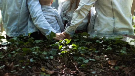 COVID-19. Norme de aplicare pentru legea care oferă zile libere părinților care îngrijesc copii sub 12 ani/ Ce drepturi și restricții au părinții