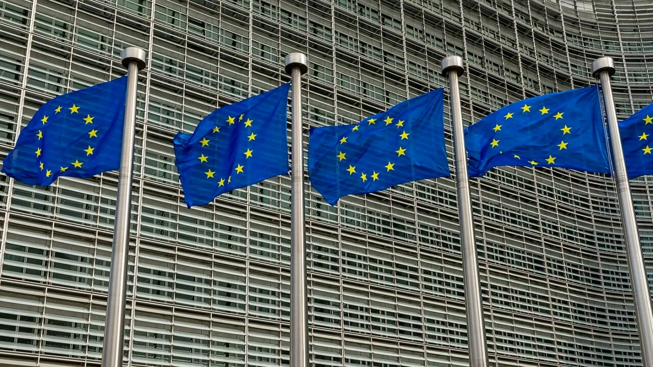 Financial Times: Noua strategie a UE privind securitatea internă oferă puteri SPORITE pentru organele legii, ACCES la comunicații și la date bancare