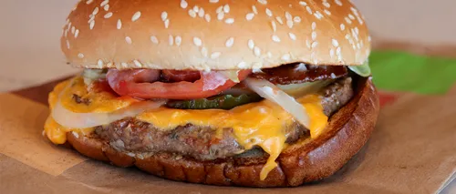 Câțiva clienți au dat în JUDECATĂ Burger King pentru că sandwich-ul „Whopper” este prea mic