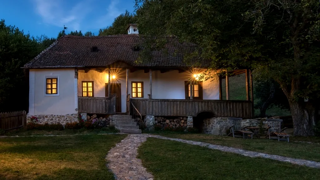 Cât plătesc românii pentru o noapte de cazare la casa Prințului Charles de pe Valea Zălanului