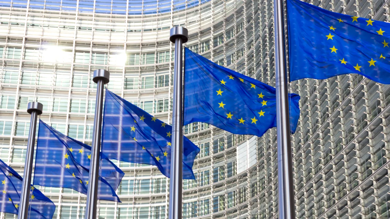 POLITICO: Conturile de Whatsapp ale oficialilor de rang înalt de la Bruxelles, vizate de hackeri