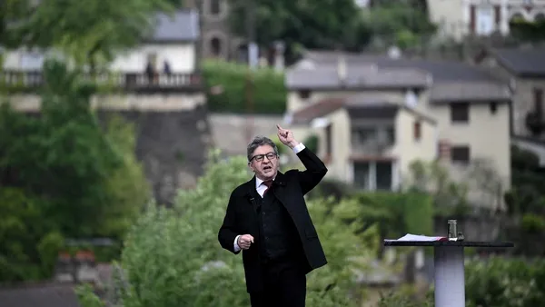 Panică pe străzile dintr-o suburbie a Parisului. Un bărbat a ieșit cu arma în stradă și a amenințat că-i împușcă pe toți cei care votează cu Mélenchon