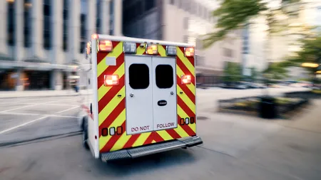 Panică într-o stație de autobuz din Iași. Un bărbat de 50 de ani a intrat în ȘOC hipotermic, după ce a căzut, dar niciun trecător nu l-a ajutat