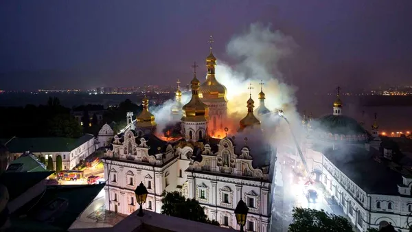 Rusia se apără și spune că nu este vinovată de incendiul de la mănăstirea Lavra Pecerska. „A fost o rachetă antiaeriană Patriot expirată”