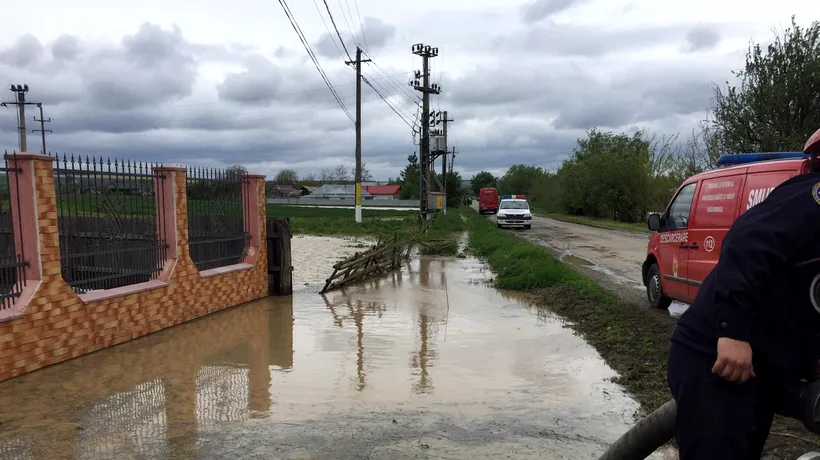 Zeci de localități din țară sunt afectate de inundații / Bilanț ISU după codul portocaliu de ploi din Capitală: Peste 200 de acțiuni pentru eliminarea apei