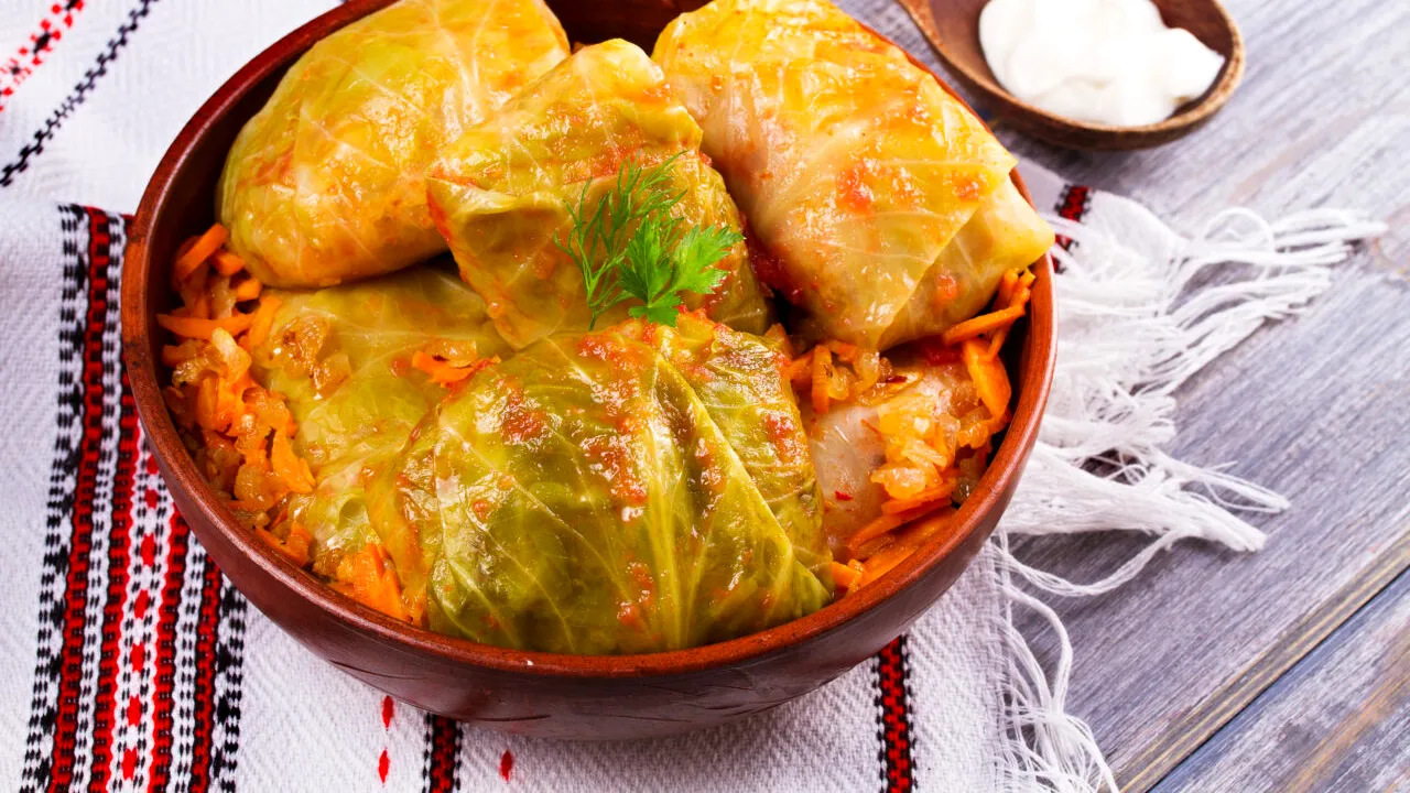 Nu mai fierbe sarmalele în apă. Trucul pentru un preparat cu adevărat delicios