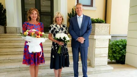 GALERIE FOTO | Jill Biden s-a întâlnit cu Carmen Iohannis. Ținutele primelor doamne au stârnit un val de ironii pe Facebook: „Zici că e poza de la Casa de Cununii Sector 6”