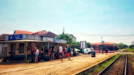 Gara Costinești Tabără rămâne închisă din cauza lucrărilor de reabilitare întârziate. Turiștii, nevoiți să parcurgă pe jos 3 kilometri