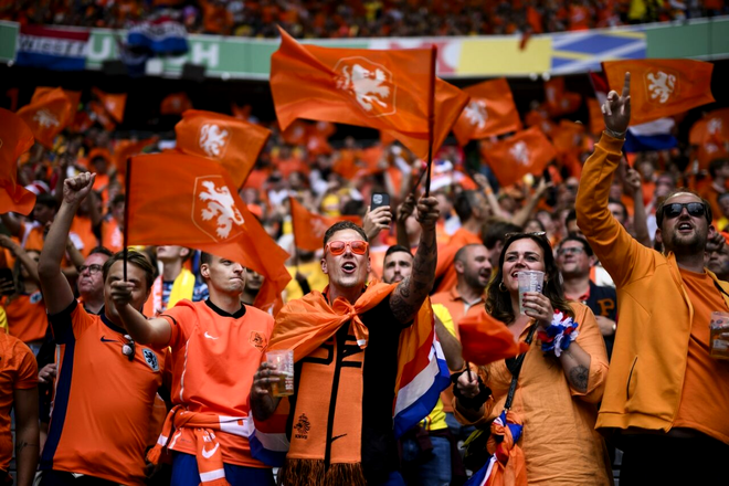 Fanii Olandei, în oranj, sărbătoresc deja intrarea în sferturi. Sursa Foto: Profimedia 