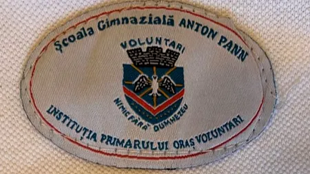 Treningurile și uniformele elevilor din Voluntari, ștanțate cu „INSTITUȚIA PRIMARULUI”, cumpărate de la o firmă cu un singur angajat