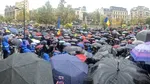 În ploaie torențială, aproximativ 200 de susținători ai lui Călin Georgescu au ocupat Splaiul din fața Curții de Apel, în așteptarea soluției la contestația făcută de DIICOT