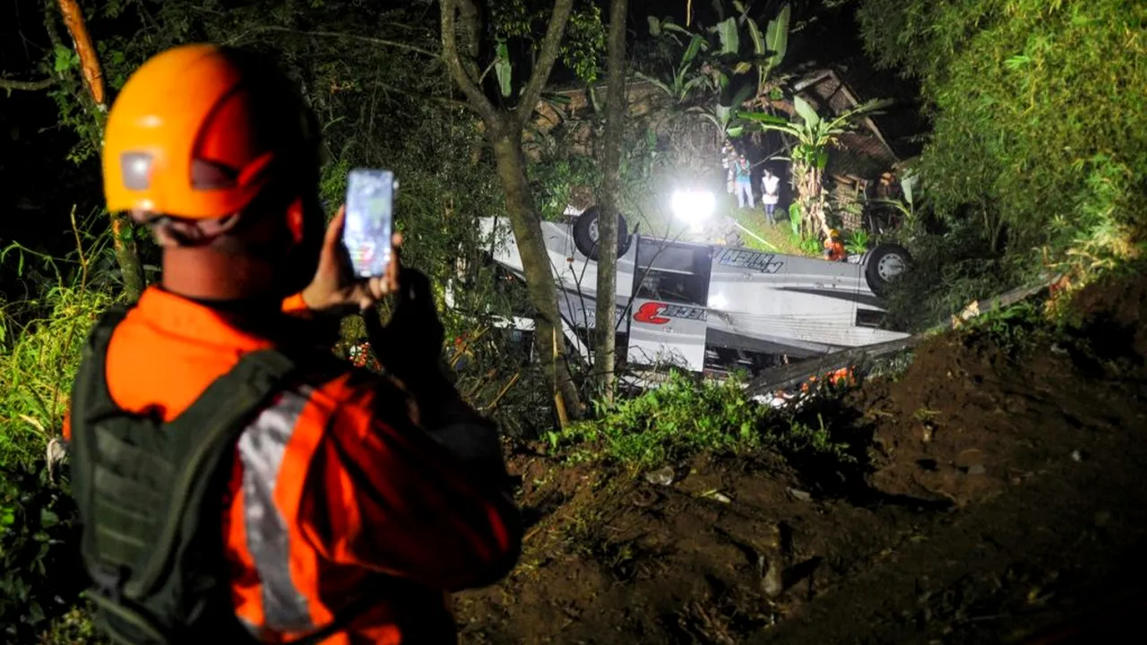 Accident cumplit în Indonezia: 27 de morți după ce un autobuz în care se aflau elevi și părinți s-a răsturnat într-o râpă - FOTO