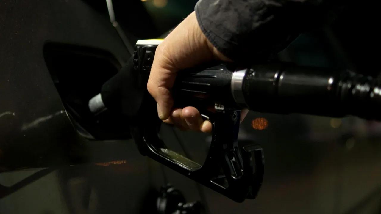 Un bărbat care și-a alimentat mașina cu motorină de 400 de lei și nu a plătit, condamnat la CINCI ani de închisoare / Cum a înscenat furtul