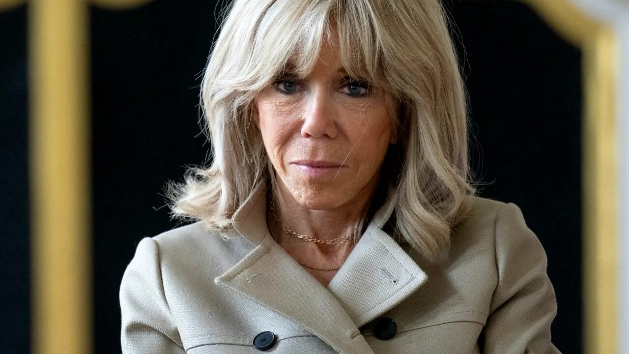 Zece persoane, găsite vinovate de hărțuire cibernetică împotriva primei doamne a Franței, Brigitte Macron, după acuzații că ar fi transsexuală