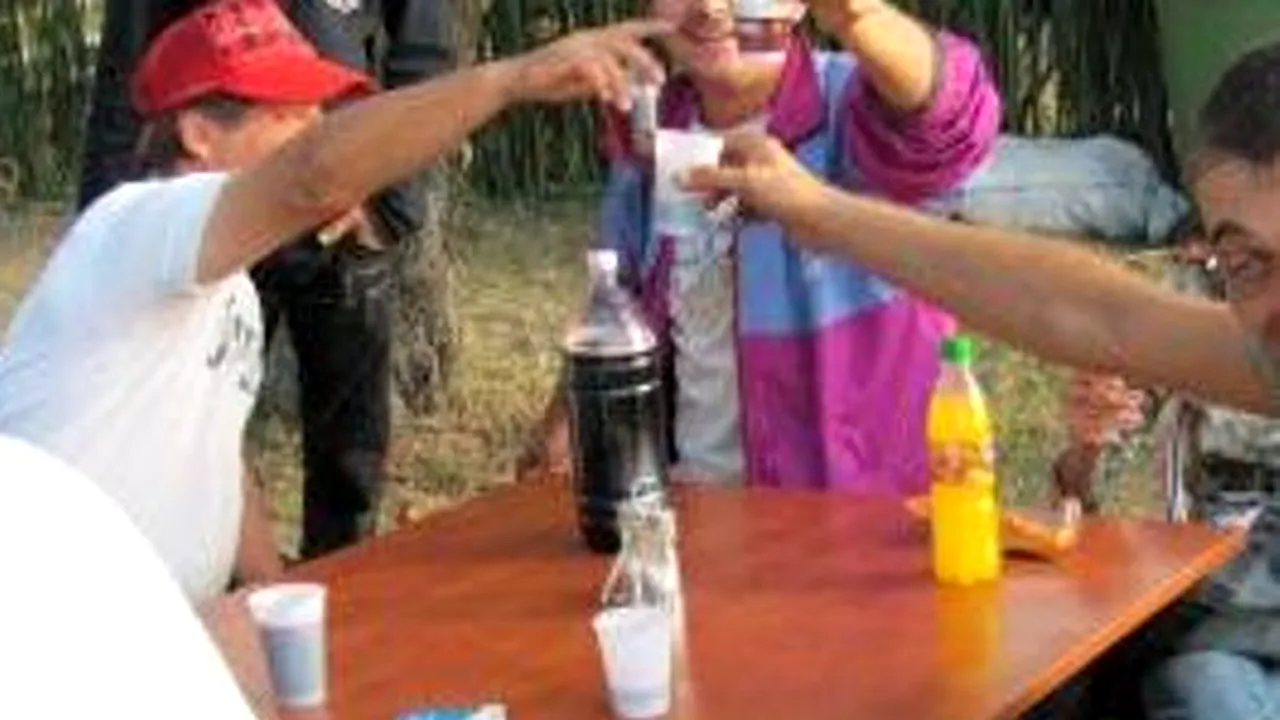 Pop: Mai multe persoane au ajuns la spital după ce le-a sărit în ochi dopul de la sticla cu must 