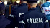 Polițiștii italieni au folosit electroșocuri pentru a aresta un român violent. Bărbatul arunca mobilă din locuința sa, apoi i-a atacat și pe agenți cu un obiect metalic
