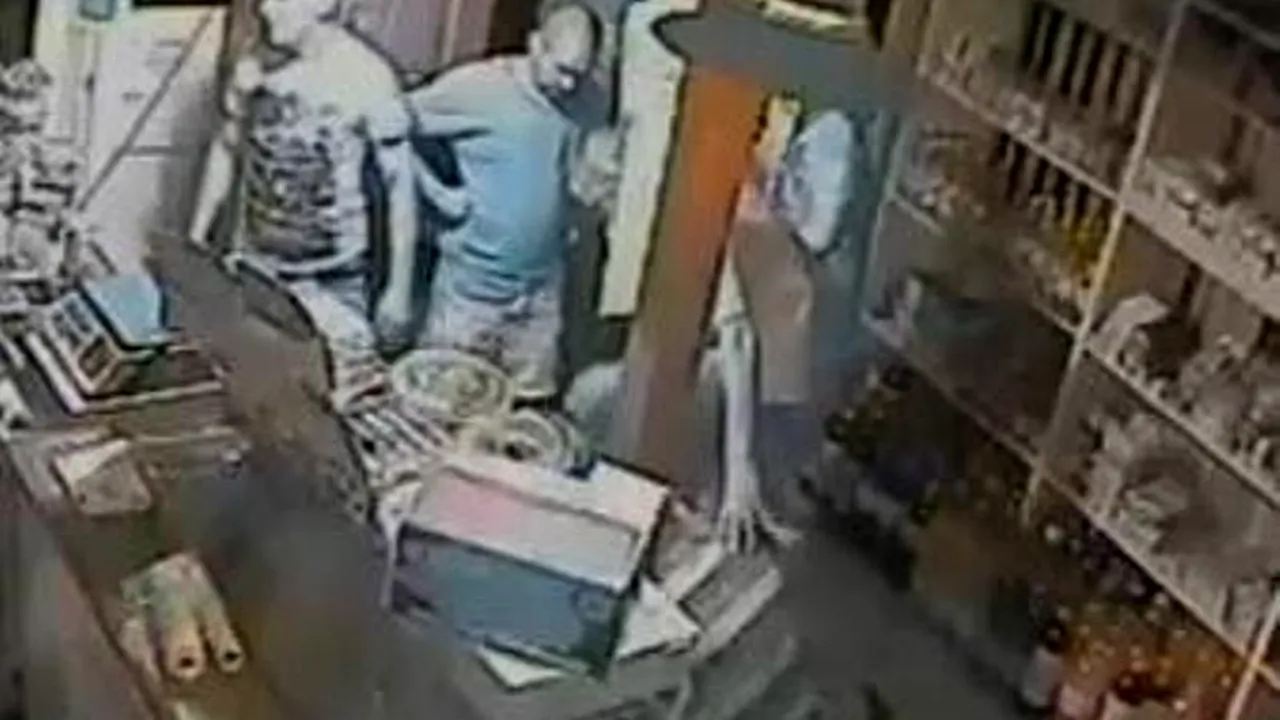 Bărbați cercetați după ce ar fi lovit cu pumnii și picioarele un tânăr, într-un magazin. VIDEO 