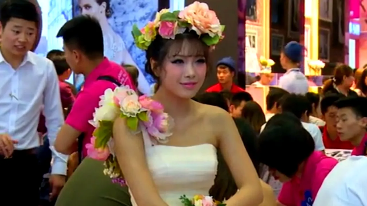În China, tinerii însurăței dau o mică avere pe nuntă, pentru a le face pe plac părinților. ''Scopul e să arăți cât ești de bogat''