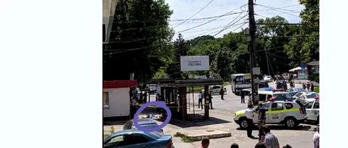 Un șofer a intrat cu mașina în mulțimea dintr-o stație de autobuze din Chișinău